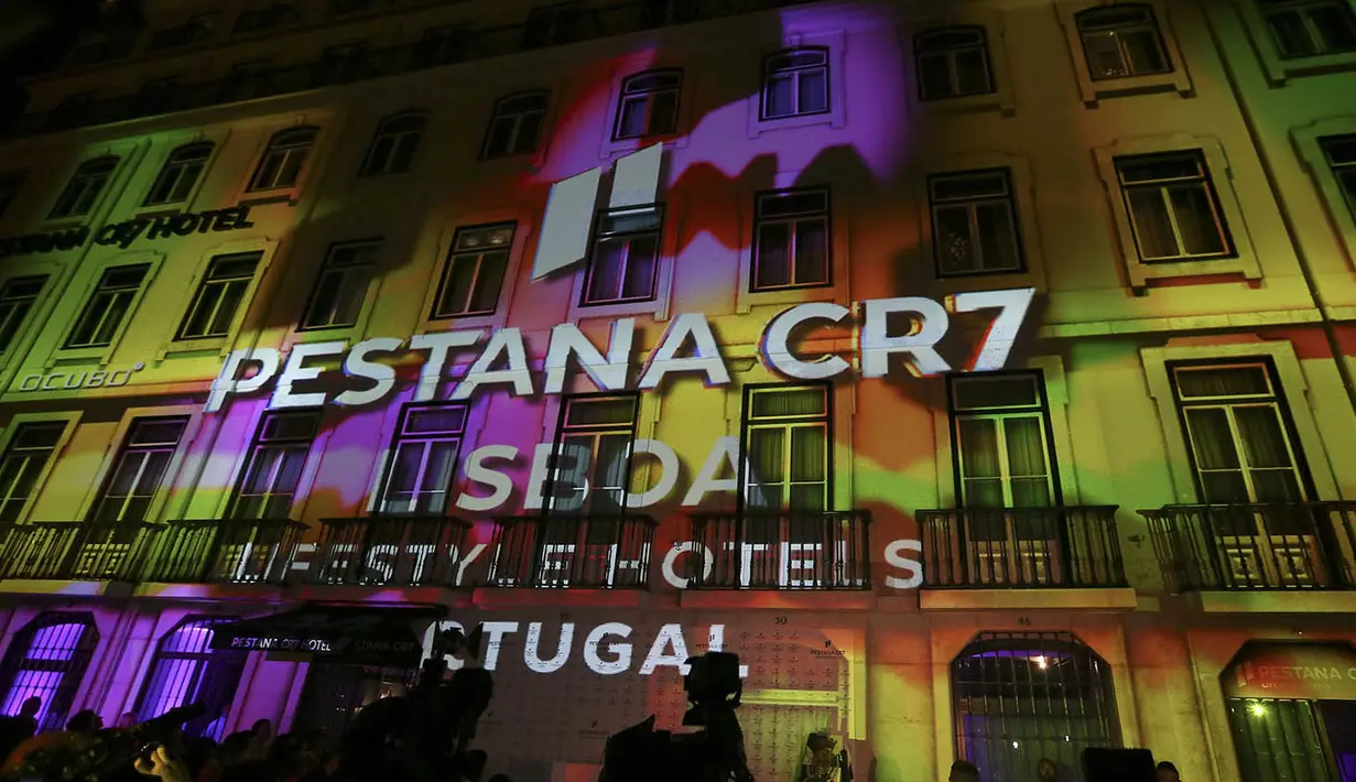Suasana jelang peresmian Hotel Pestana CR7 Lisbon milik bintang Real Madrid, Cristiano Ronaldo. Pesepak bola Portugal itu menjadikan bisnis perhotelan sebagai investasi barunya. (EPA/Gregorio Cunha)