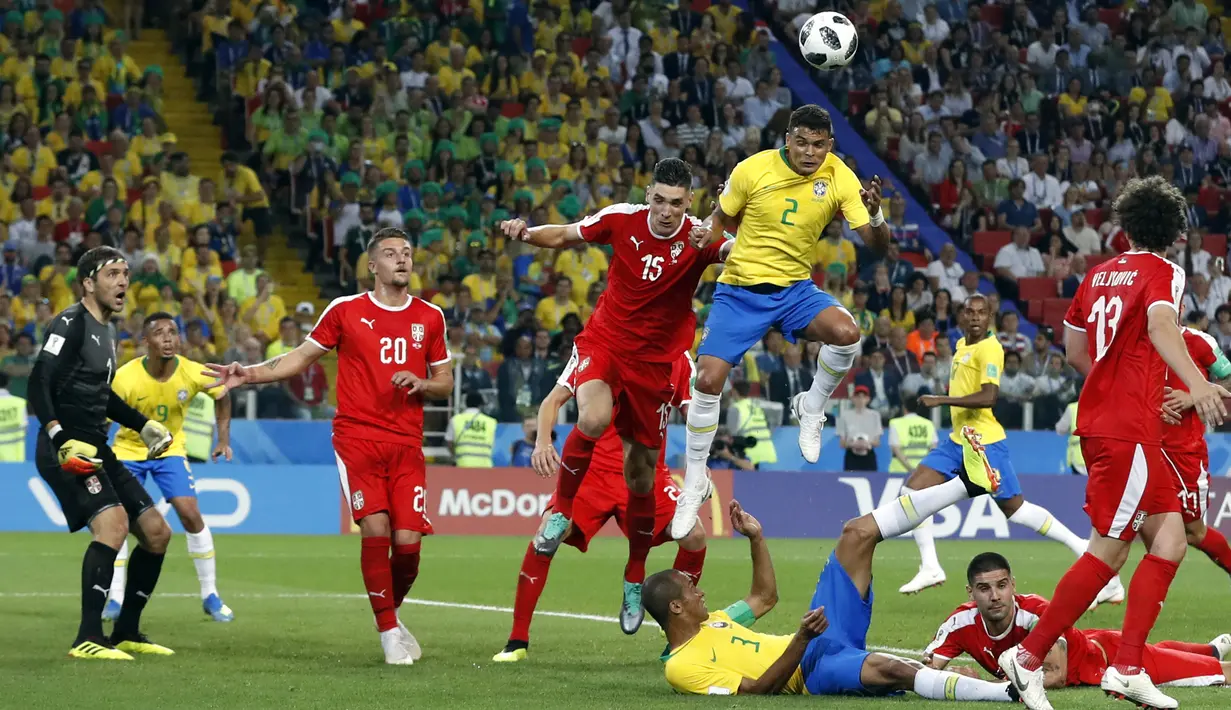 Pemain Brasil, Thiago Silva saat mencetak gol lewat sundulan ke gawang Serbia pada laga grup E Piala Dunia 2018 di Spartak Stadium, Moskow, Rusia, (27/6/2018). Brasil menang 2-0. (AP/Rebecca Blackwell)