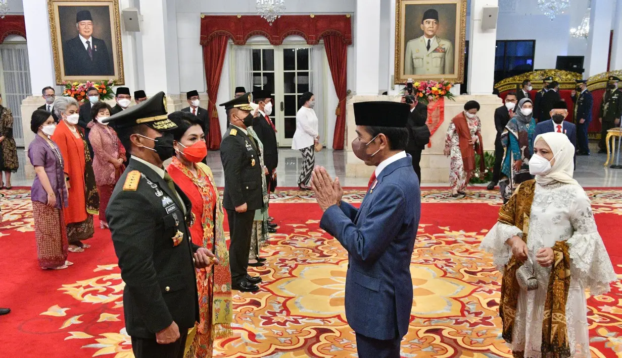 Presiden Joko Widodo (kanan) memberi ucapan selamat kepada Panglima TNI yang baru Jenderal TNI Andika Perkasa seusai pelantikan di Istana Negara, Rabu (17/11/2021). Posisi Jenderal Andika Perkasa sebagai KSAD digantikan Letjen Dudung Abdurachman (Foto: Agus Suparto/Biro Sekretariat Kepresidenan)