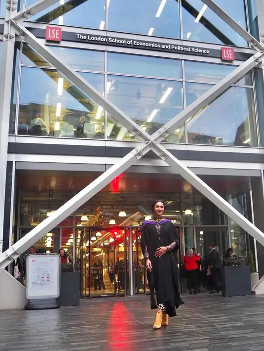 Menyempurnakan gayanya, Dena memilih sepatu ankle boots yang hadirkan kesan modern. [Foto: Instagram/ Dena Rachman]