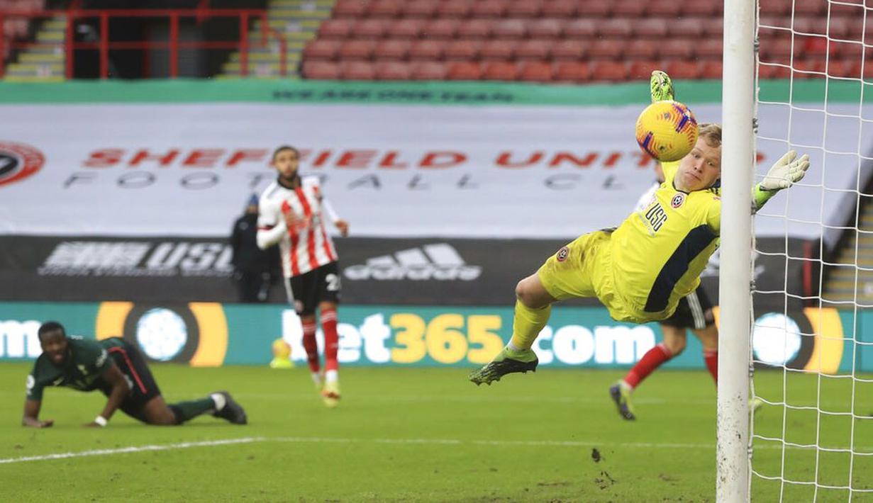 Pemain Tottenham Hotspur, Tanguy Ndombele, mencetak gol ke gawang Sheffield United pada laga Liga Inggris di Stadion Bramall Lane, Minggu (17/1/2021). Tottenham Hotspur menang dengan skor 3-1. (Mike Egerton/Pool via AP)