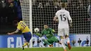 Striker Juventus, Paulo Dybala, melepaskan tendangan ke gawang Tottenham Hotspur pada laga Liga Champions di Stadion Wembley, London, Rabu (7/3/2018). Tottenham Hotspur takluk 1-2 dari Juventus. (AP/Kirsty Wigglesworth)