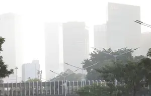 Warga Bermasker Saat Lari di CFD Jakarta