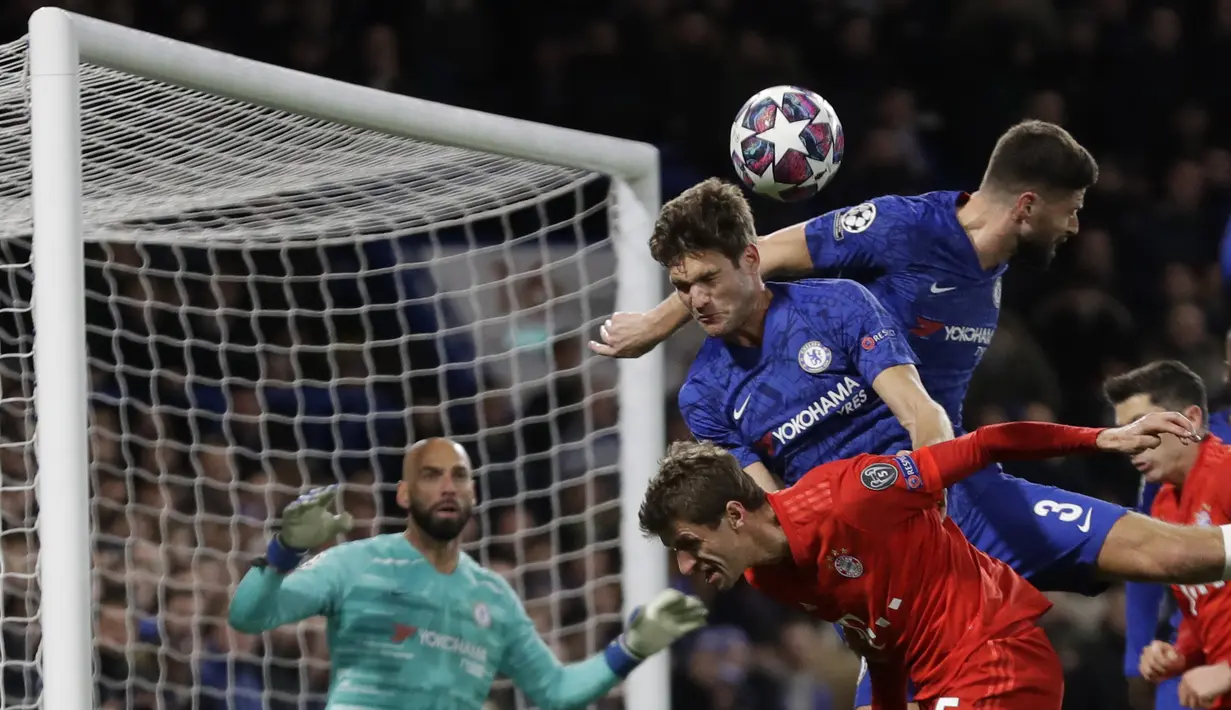 Penyerang Bayern Munchen, Thomas Muller, duel udara dengan bek Chelsea, Marcos Alonso, pada laga Liga Champions di Stadion Stamford Bridge, Selasa (25/2/2020). Chelsea takluk 0-3 dari Bayern Munchen. (AP/Frank Augstein)