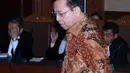 Terdakwa korupsi proyek e-KTP, Setya Novanto bersiap mengikuti sidang pembacaan putusan di Pengadilan Tipikor, Jakarta, Selasa (24/4). Sebelumnya, Setya Novanto dituntut 16 tahun penjara dan denda satu milyar rupiah. (Liputan6.com/Helmi Fithriansyah)