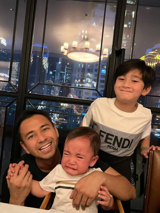 Unggahan tersebut mencuri perhatian netizen. Banyak yang kasihan namun juga gemas pada Cipung. Tidak sedikit salah fokus dengan ketampanan anak pertama Raffi dan Gigi. [Instagram/raffinagita1717]