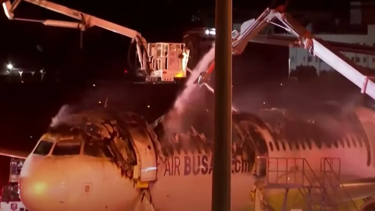 Pesawat Air Busan 391 tujuan Hong Kong terbakar, diduga api berasal dari sebuah powerbank.