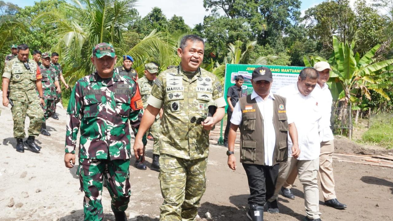 Kasad Jenderal Maruli Simanjuntak mendampingi Presiden Prabowo Subianto meninjau langsung penanganan dan pemulihan wilayah terdampak bencana 'galodo' di Provinsi Sumatra Barat, Kamis (18/12/2025).