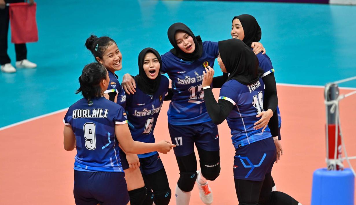 Atlet voli putri Jawa Barat melakukan selebrasi saat penyisihan grup Bola Voli Putri PON XX Papua melawan tim DKI Jakarta di GOR Voli Indoor Koya Koso, Jayapura, Rabu (06/10/2021). (PON XX PAPUA/Hariandi Hafid)