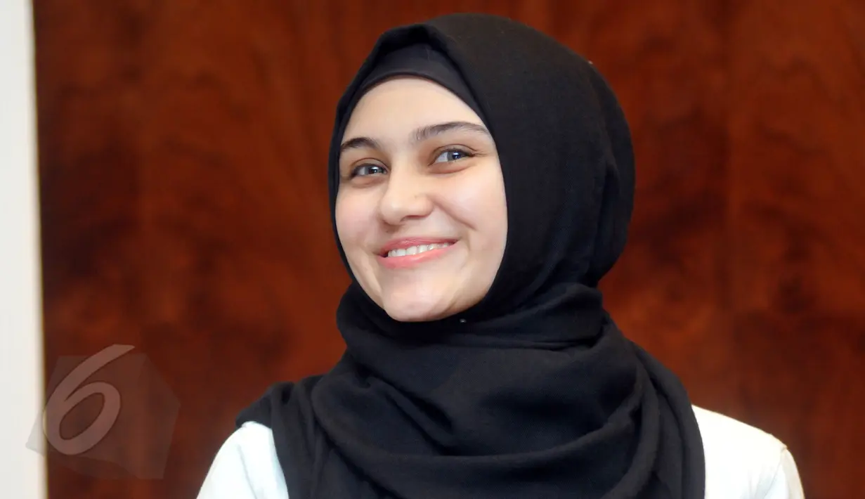 Zee Zee Shahab terlihat manis mengenakan hijab dengan pilihan jilbab pashmina yang bisa di kreasikan saat ditemui di kawasan Mampang, Jakarta pada 5 Juni 2015. (Liputan6.com/Panji Diksana)