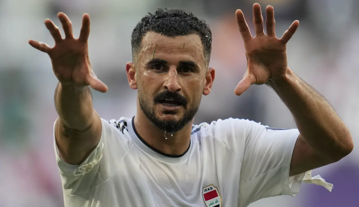 Striker Irak berusia 27 tahun, Aymen Hussein yang kini tengah menjalani musim pertama bersama klub Irak, Al-Quwa Al-Jaw sementara memimpin daftar top skor Piala Asia 2023 setelah berakhirnya fase grup. Ia total mencetak 5 gol dari 3 laga di fase Grup D, dengan rincian satu gol saat Irak menang 3-1 atas Indonesia pada laga pertama (15/1/2024), dua gol saat Irak menang 2-1 atas Jepang pada laga kedua (19/1/2024) dan satu gol lagi dicetak saat Irak menang 3-2 atas Vietnam di laga pamungkas (24/1/2024). (AP/Photo/Aijaz Rahi)