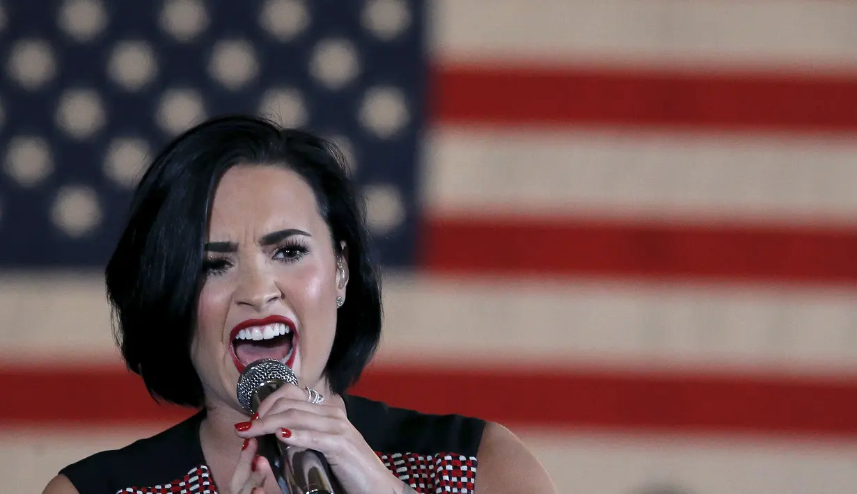 Penyanyi Demi Lovato menyanyikan lagu saat tampil di kampanye calon presiden AS dari Partai Demokrat Hillary Clinton di Iowa City, USA, (21/1). Hillary menjadi satu-satunya perempuan yang mencalonkan diri menjadi Presiden AS. (REUTERS/Jim Muda)