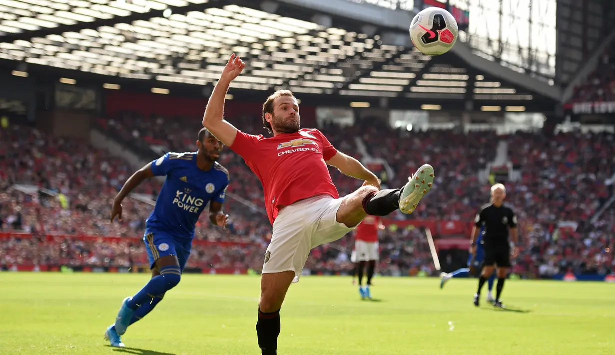 Gelandang Manchester United Juan Mata mengontrol bola saat menghadapi Leicester City pada laga Liga Inggris di Stadion Old Trafford, Manchester, Inggris, Sabtu (14/9/2019). MU menang atas Leicester. (Oli SCARFF/AFP)