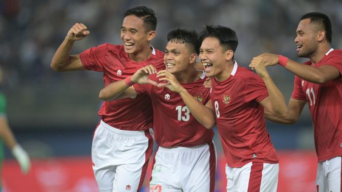 <p>Rachmat Irianto (nomor 13) berhasil mencetak gol kedua Timnas Indonesia ke gawang Kuwait pada laga pertama Grup A kualifikasi Piala Asia 2023 di Jaber Al-Ahmad International Stadium, Kuwait City, Rabu (8/6/2022) malam WIB. Berkat gol Irianto, Indonesia menang 2-1. (dok. PSSI)</p>