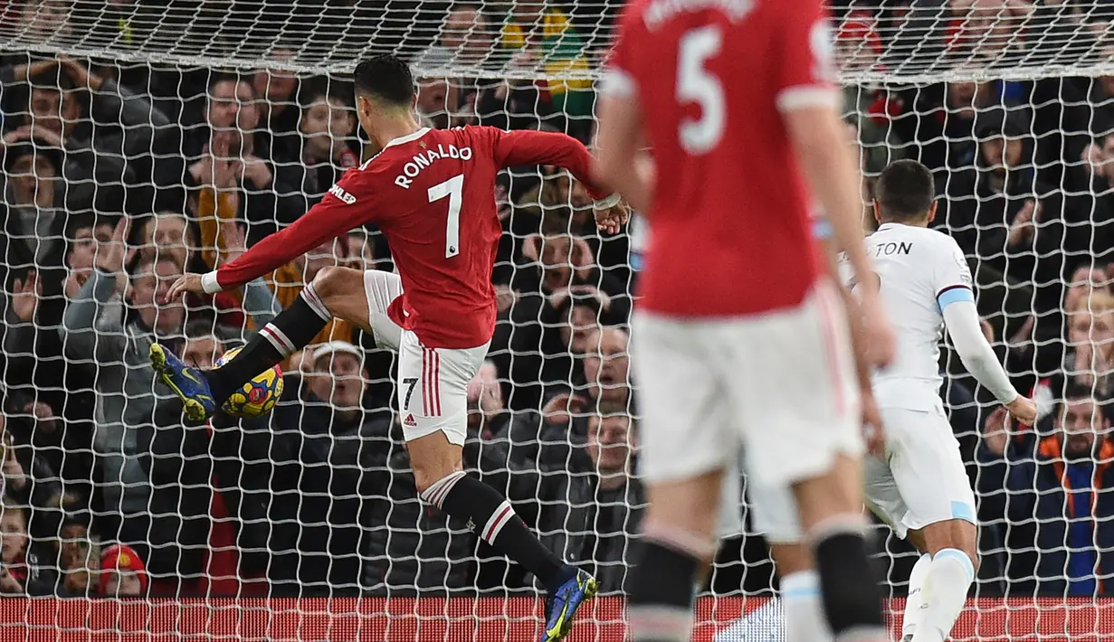 Cristiano Ronaldo. Striker yang menjalani periode kedua di Manchester United ini telah mencetak 8 gol dan 3 assist di Liga Inggris musim ini. Gol terakhir dibuat di pekan ke-20, (30/12/2021) ke gawang Burnley saat beeerusia 36 tahun 10 bulan dan 25 hari. Hasil akhir MU menang 3-1. (AFP/Oli Scarff)