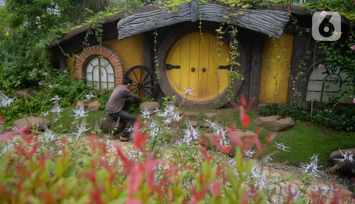 Pekerja merawat tanaman di taman tematik bernuansa rumah hobbit di kawasan hunian vertikal di Serpong, Tangerang, Banten, Kamis (3/12/2020). aman tematik tersebut bertujuan untuk mendukung relasi sosial antar warga serta menciptakan hunian sehat di tengah pandemi COVID-19. (merdeka.com/Dwi Narwoko)