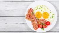 Bacon dengan telur juga perlu dihindari untuk sarapan. (iStockphoto)