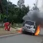 Sebuah minibus Toyota Avanza terbakar di pinggir jalan di Kabupaten Konawe usai mengangkut BBM di SPBU menggunakan jerigen.