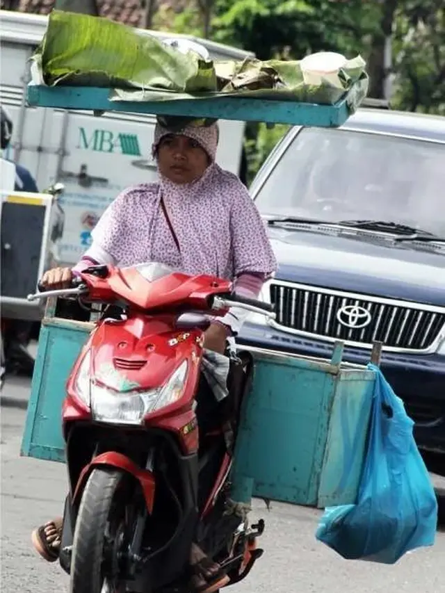 6 Aksi Pengendara Cewek Bawa Barang di Kepala Ini Bikin Melongo