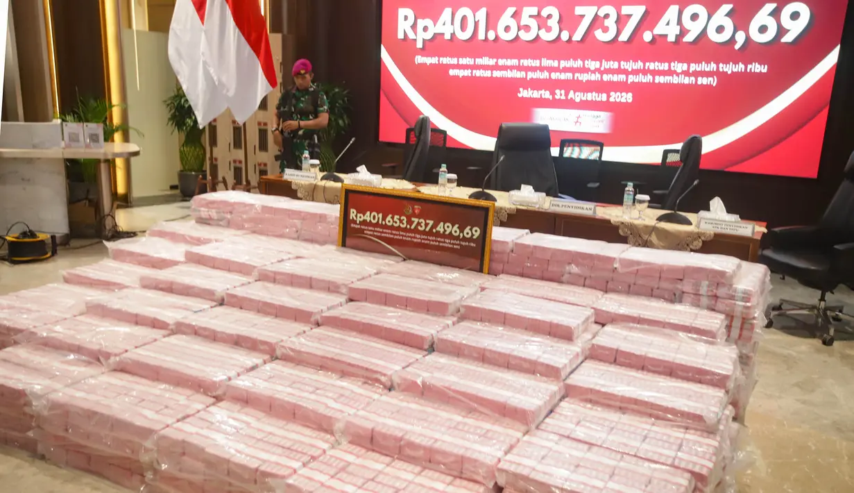Seorang petugas berjaga di dekat barang bukti uang hasil sitaan terkait kasus dugaan korupsi tata kelola nikel saat konferensi pers di Gedung Bundar, Kejaksaan Agung, Jakarta, Senin, 31 Agustus 2026. (KLY/Arie Basuki).