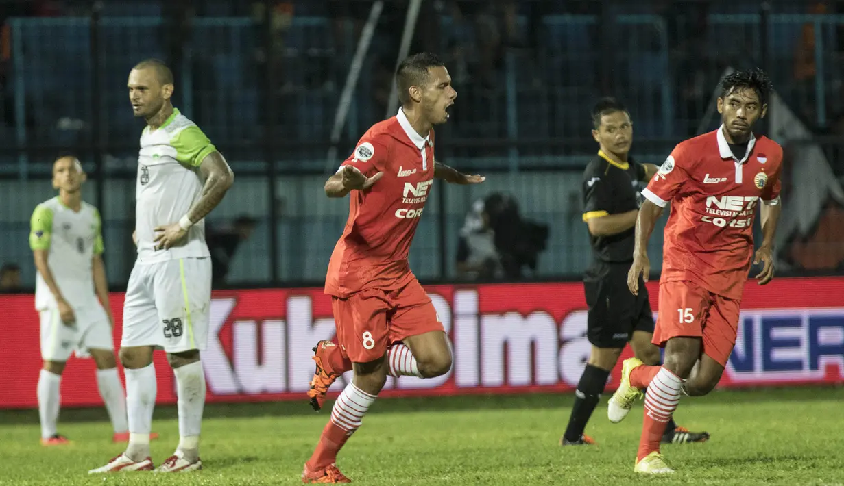 Gelandang Persija, Raphael Maitimo, merayakan gol yang dicetaknya ke gawang PBR pada laga Piala Jenderal Sudirman di Stadion Kanjuruhan, Malang, Kamis (19/11/2015). Persija berhasil menang 2-0. (Bola.com/Vitalis Yogi Trisna)