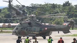 Tiga helikopter milik TNI AU serta tim dikerahkan untuk mengevakuasi Glen Malcolm Conning (50), pilot helikopter milik Intan Angkasa Air Service yang dibunuh oleh Kelompok Kriminal Bersenjata (KKB) setelah mengalami penyanderaan pada Senin (5/8/2024). (Sevianto PAKIDING / AFP)