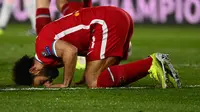 Mohamed Salah. Gelandang Liverpool asal Mesir ini kerap menunjukkan sisi ketaatannya sebagai muslim dengan melakukan selebrasi bersujud usai mencetak gol. Ia juga konsisten menjalankan ibadah puasa di bulan Ramadan meski tengah melakoni laga di siang hari. (AFP/Gabriel Bouys)