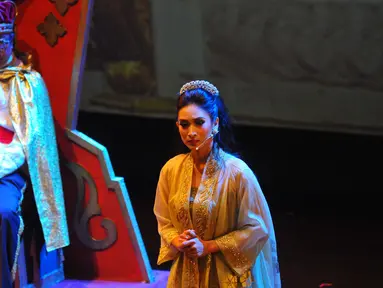 Happy Salma memainkan adegannya saat pementasan teater Kebangsaan Tripikala di Tim, Cikini, Jakarta, Senin ( 23/1). Sejumlah seniman dan aktris turut ikut mementaskan teater tersebut. (Liputan6.com/Angga Yuniar)