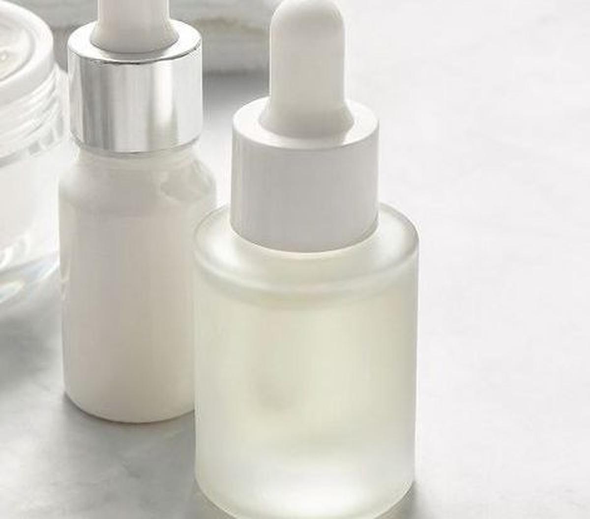 Niacinamide, atau dikenal sebagai vitamin B3, memiliki beragam manfaat untuk kulit, termasuk mencerahkan, meratakan warna kulit, dan mengontrol produksi minyak.