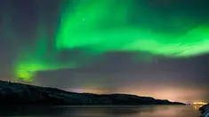Fenomena aurora borealis saat menerangi langit malam di dekat kota Kirkenes, Norwegia utara, Kamis (12/11/2015). (AFP PHOTO/Jonathan NACKSTRAND)