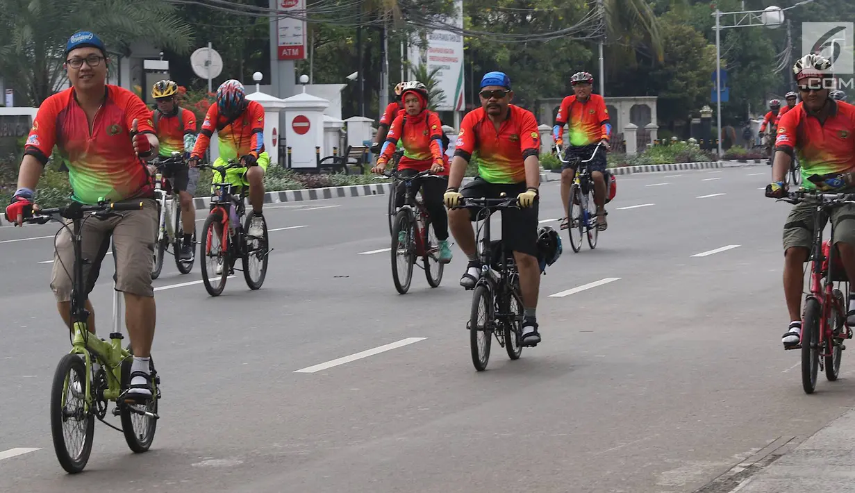 Peserta mengikuti kegiatan Gowes Bersama Indonesia Damai #iRide4Peace di Jakarta, Minggu (4/11). Acara ini dimeriahkan jajaran Polri, TNI, KPU, Bawaslu, komunitas sepeda, serta atlet sepeda nasional juga masyarakat umum. (Liputan6.com/Immanuel Antonius)