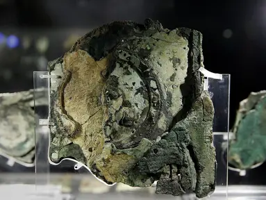 Mekanisme Antikythera saat ditampilkan di Museum Arkeologi Nasional, Athena , Yunani 9 Juni 2016. Benda yang disebut dengan salah satu benda paling misterius dalam dunia sains ini adalah komputer tertua di dunia. (GAMBAR REUTERS / Alkis Konstantinidis)