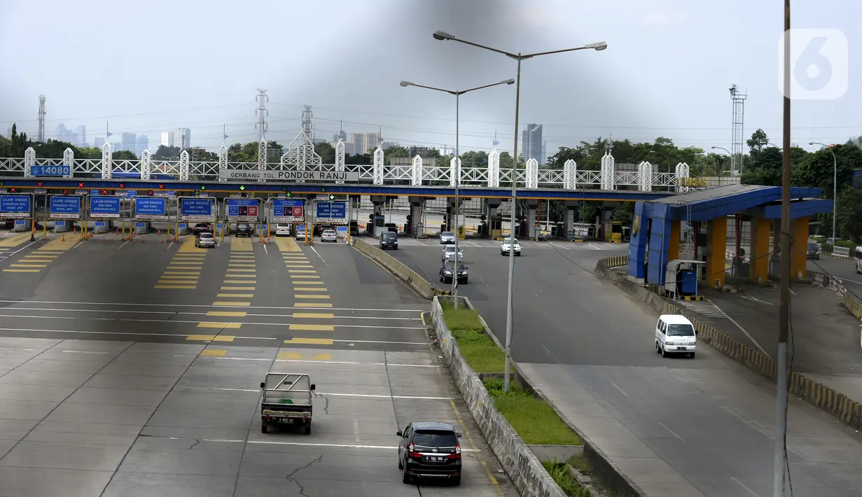 Kendaraan melintasi Jalan Tol BSD-Jakarta yang terlihat lengang di Pintu Tol Pondok Aren, Bintaro, Tangerang Selatan, Rabu (22/4/2020). Sejak pemberlakuan PSBB untuk memutus penularan COVID-19 di wilayah Jakarta dan sekitarnya, aktivitas kendaraan menurun hingga 35 persen. (merdeka.com/Dwi Narwoko)
