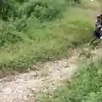 Seorang polisi mengantar jenazah menggunakan motornya. (Sumber Foto: Brilio.net)