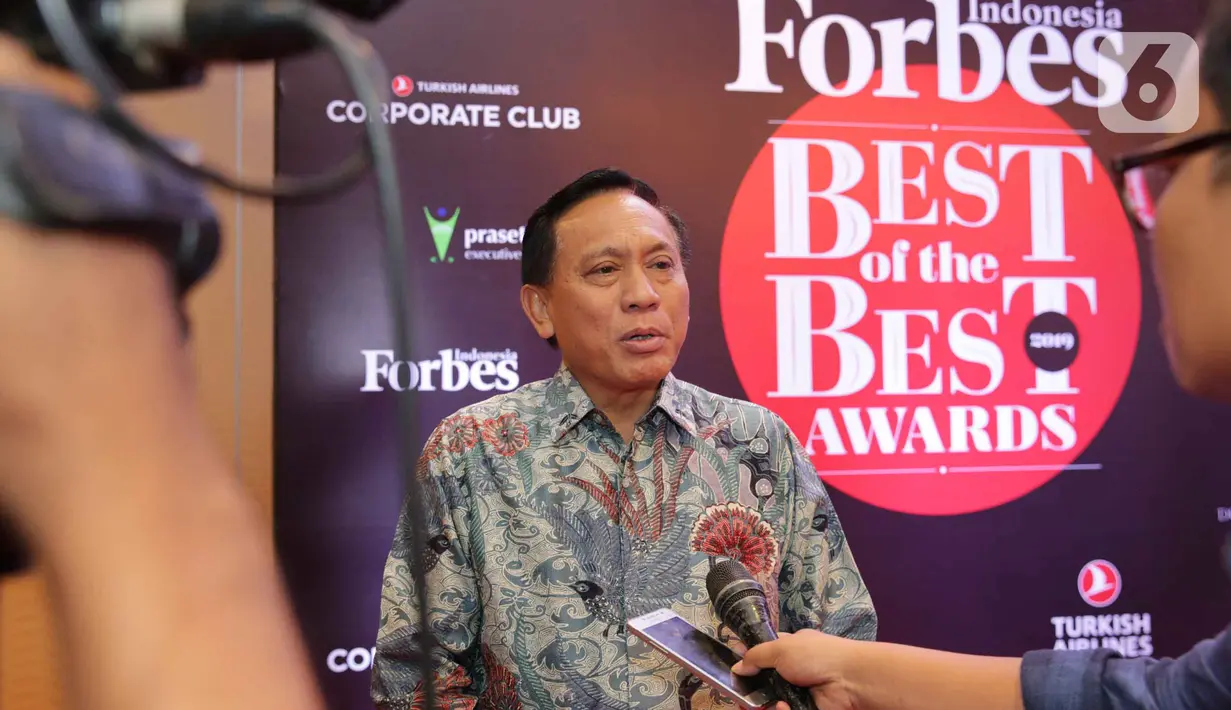 Direktur SCM, Imam Sudjarwo usai menerima penghargaan dari Forbes Indonesia dalam acara bertajuk Best of the Best di Jakarta, Rabu (30/10/2019). PT Surya Citra Media Tbk (SCM) mendapat penghargaan sebagai salah satu dari 50 perusahaan terbaik yang telah terdaftar di BEI. (Liputan6.com/Faizal Fanani)