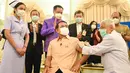 PM Thailand Prayuth Chan-ocha menerima tahap pertama vaksin Covid-19 AstraZeneca di Gedung Pemerintahan di Bangkok, Thailand (16/3/2021). Prayuth menjadi orang pertama di negara itu yang diinokulasi dengan vaksin AstraZeneca setelah peluncurannya ditunda. (HANDOUT / ROYAL THAI GOVERNMENT / AFP)