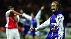 Gabriel Batistuta - Kepiawaianya dalam membobol gawang lawan membuatnya dijuluki Batigol. Striker tertajam di eranya ini adalah top skor sepanjang masa Fiorentina di pentas Liga Italia dengan 152 gol. (AFP/Adrian Dennis)