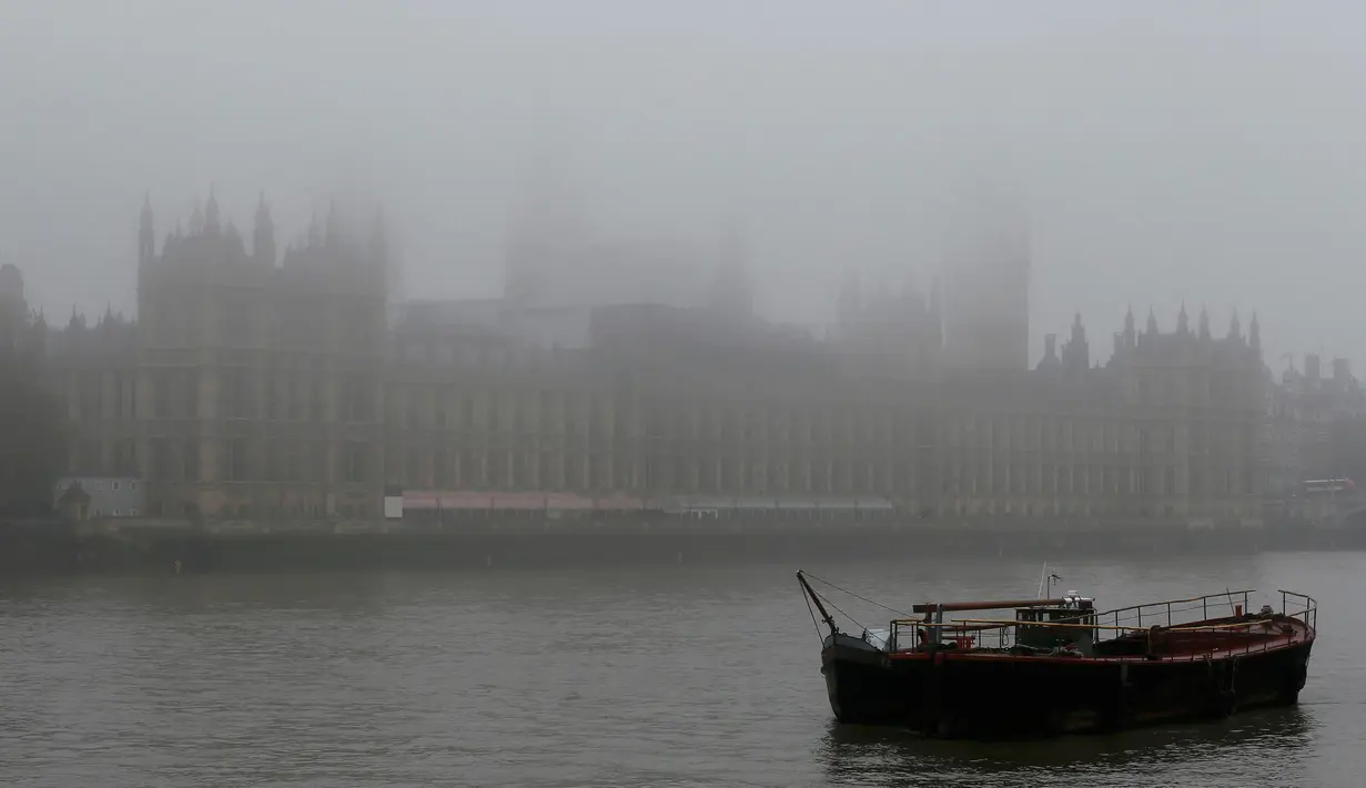 Aktifitas di perairan dekat Menara jam Big Ben dan Gedung Parlemen mengalami perlambatan akibat kabut tebal yang melanda London, Inggris, Senin (2/11/2015). Gangguan Penerbangan juga dialami negara Eropa lainnya. (REUTERS/Stefan Wermuth)