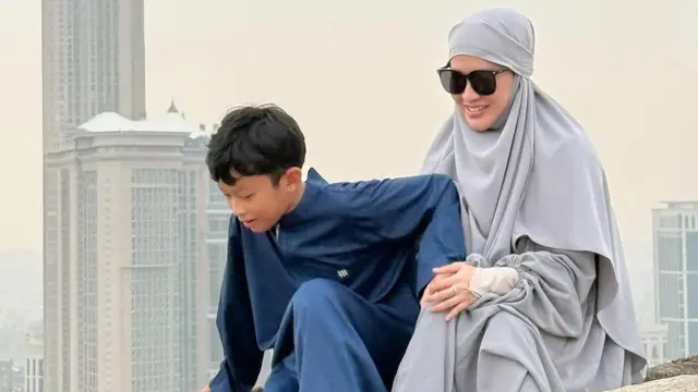 Momen kebersamaan Okie Agustina dan si bungsu di Tanah Suci. (credit: instagram.com/okieagustina_)