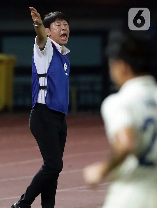 Pelatih Timnas Indonesia U-19, Shin Tae Yong memberi arahan kepada timnya saat melawan Thailand U-19 pada lanjutan penyisihan grup A Piala AFF U-19 2022 di Stadion Patriot Candrabhaga, Bekasi, Jawa Barat, Rabu (6/7/2022). Timnas Indonesia U-19 harus puas dengan hasil imbang 0-0. (Liputan6.com/Helmi Fithriansyah)