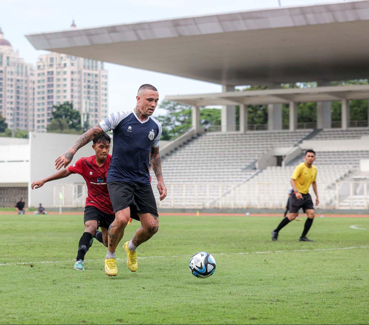 Pemain berkewarganegaraan Belgia,&nbsp;Radja Nainggolan turut mengambil bagian dalam laga uji coba antara Timnas Indonesia U-20 vs Bhayangkara FC yang berlangsung di Stadion Madya, Senayan, Jakarta, Sabtu (13/01/2023).