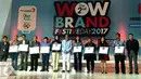 Pemimpin Redaksi Liputan6.com Mohamad Teguh (keempat kiri) menerima penghargaan di acara The 2nd WOW Brand Festive Day 2017 di Jakarta, Kamis (9/3). Lebih dari 700 brand leader dan marketing enthusiats berkumpul dalam acara ini (Liputan6.com/ Johan Tallo)
