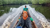 Resti Julianti, perempuan asal Sungai Guntung, Riau yang  menguatkan tekadnya untuk melayani nasabah di wilayah perbatasan Riau – Jambi.