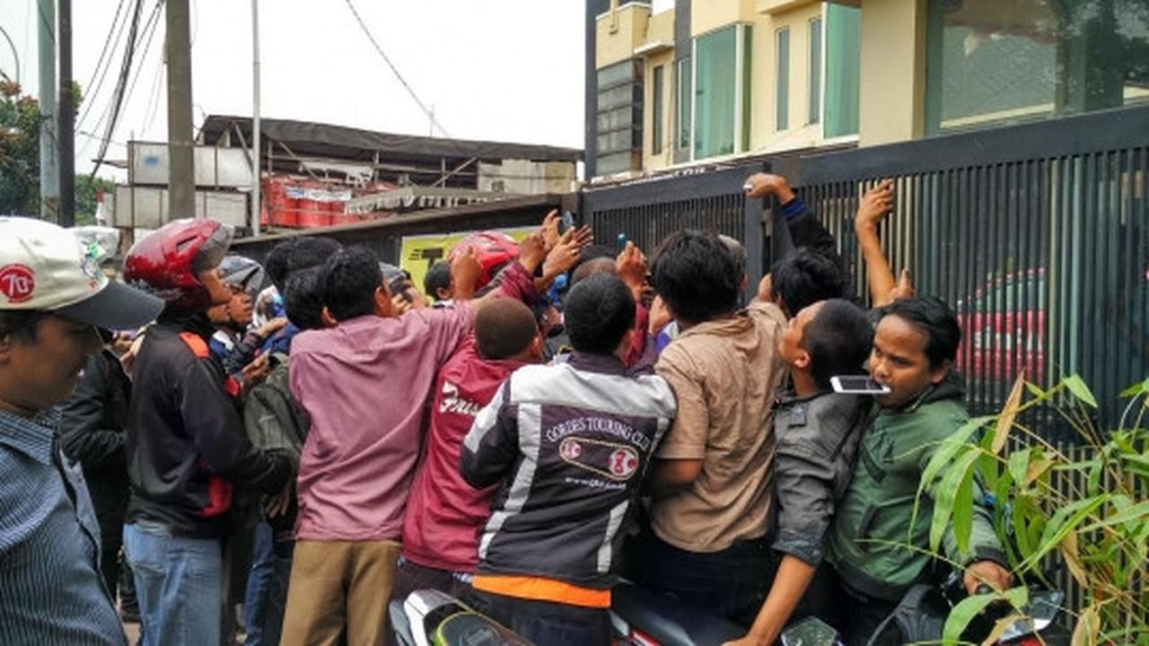Menengok ramainya antrean pendaftaran pengemudi TopJek