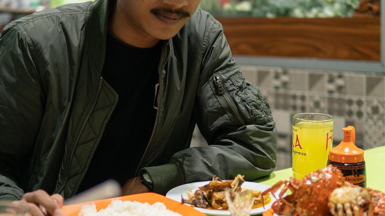 ilustrasi makan besar