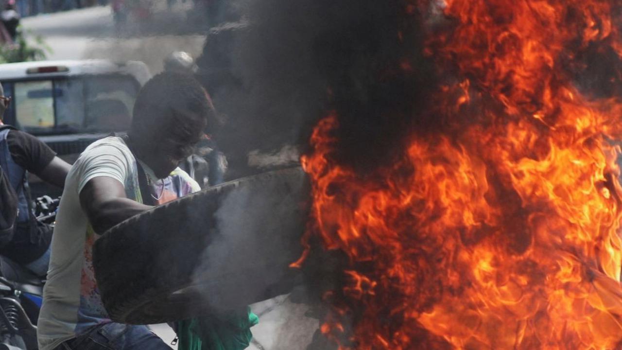 Pengunjuk rasa yang turun ke jalan saat melakukan pembakaran ban bekas.<br>Foto: REUTERS/Ralph Tedy Erol<br>