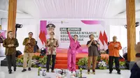 Bupati Jember Ir H. Hendy Siswanto, meresmikan Desa Bebas Nyamuk di Kantor Desa Wringintelu, Kecamatan Puger, Jember pada Selasa (4/6) 2024. (Foto: Istimewa)