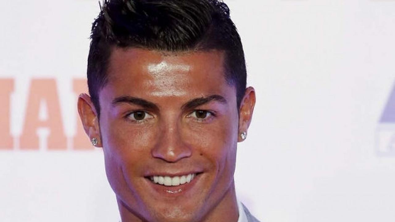 Semringah Cristiano Ronaldo kembali raih sepatu emas