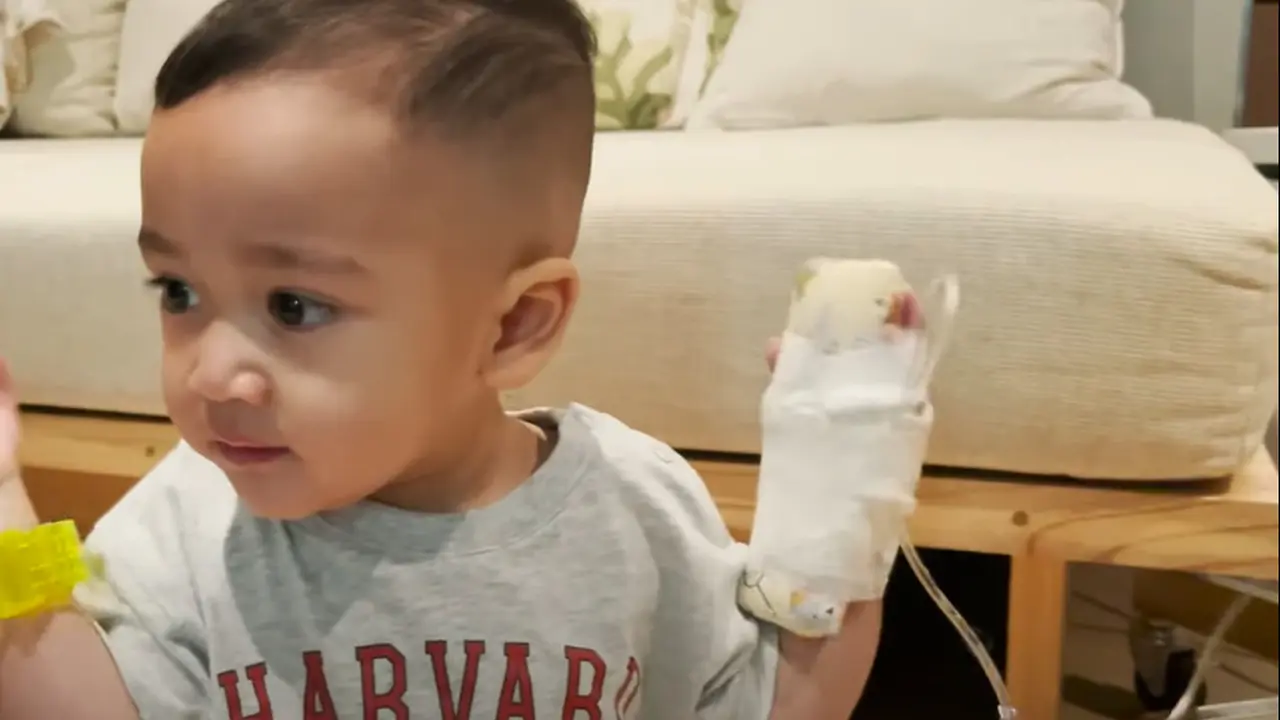 Rayyanza Cipung harus diopname di rumah sakit lantaran demam tinggi. Ternyata akibat radang paru yang disebabkan Adenovirus. (Foto: Tangkapan Layar Youtube Rans Entertainment)