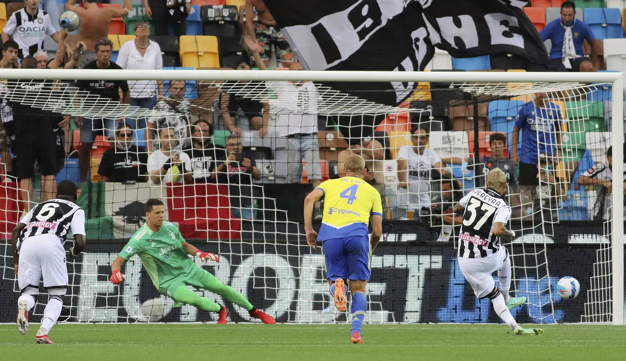 Memasuki babak kedua, Udinese mendapat hadiah penalti pada menit ke-50 usai Wojciech Szczesny menjatuhkan Togay Arslan di dalam kotak penalti. Roberto Pereyra yang menjadi eksekutor mampu menjalankan tugasnya dengan baik. Skor berubah 1-2. (Foto: LaPresse via AP/Andrea Bressanutti)